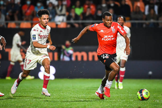Ligue 1 - 2e journée : L'AS Monaco cale encore et se heurte au mur Lorient (0-1) - wiwsport Sofiane DIOP of Monaco and Armand LAURIENTE of Lorient durnig the Ligue 1 Uber Eats match between Lorient and Monaco at Stade du Moustoir on August 13, 2021 in Lorient, France. (Photo by Matthieu Mirville/Icon Sport via Getty Images)