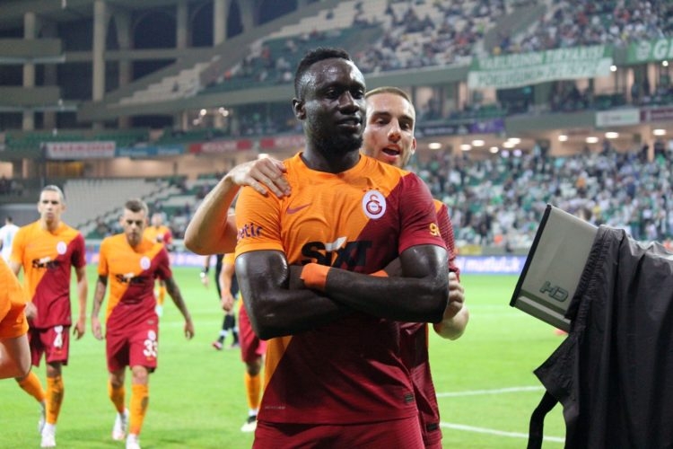 Süper Lig : Mbaye Diagne porte la victoire de Galatasaray face à Giresunspor - wiwsport SÜPER LİG’İN İLK HAFTASINDA GZT GİRESUNSPOR, GALATASARAY’I KONUK EDİYOR. KARŞILAŞMANIN İLK YARISI GALATASARAY’IN 2-0’LIK ÜSTÜNLÜĞÜYLE SONA ERDİ. (AHMET BİLGE - RIDVAN ÖZTÜRK/GİRESUN-İHA)