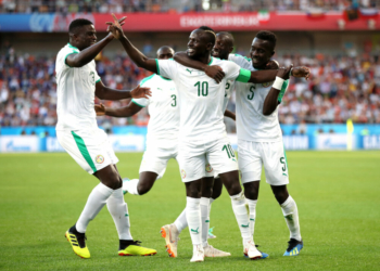 YEKATERINBURG, RUSSIA - JUNE 24:  Sadio Mane of Senegal celebrates with teammates after scoring his team's first goal during the 2018 FIFA World Cup Russia group H match between Japan and Senegal at Ekaterinburg Arena on June 24, 2018 in Yekaterinburg, Russia.  (Photo by Ryan Pierse/Getty Images )