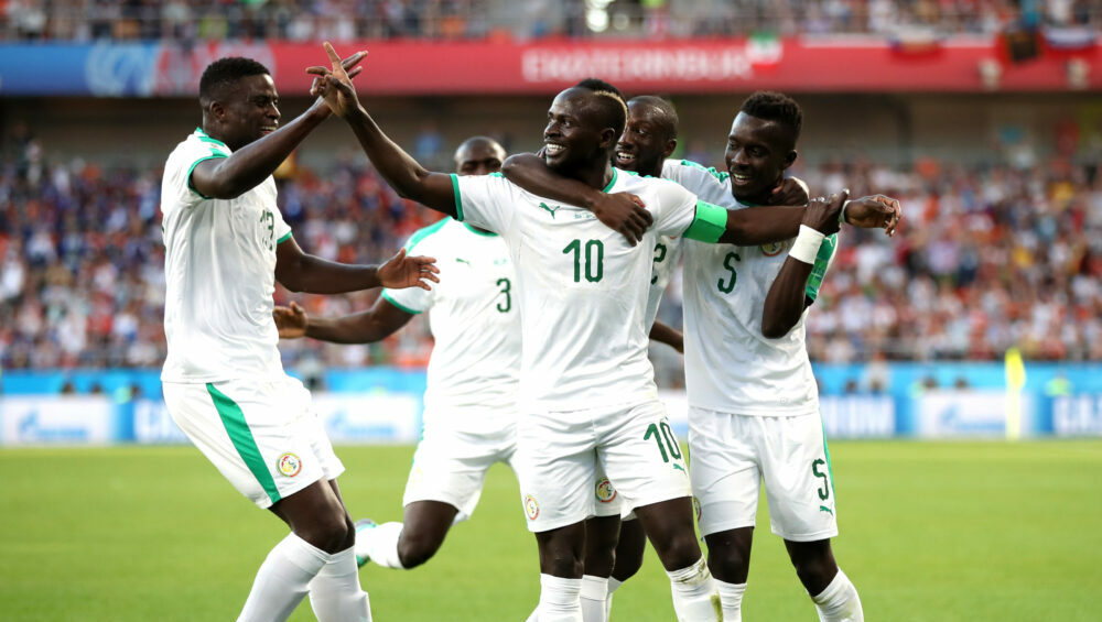 CAF - Onze du 21e siècle : Seuls deux Lions ont été plébiscités par le vote des fans - wiwsport YEKATERINBURG, RUSSIA - JUNE 24: Sadio Mane of Senegal celebrates with teammates after scoring his team's first goal during the 2018 FIFA World Cup Russia group H match between Japan and Senegal at Ekaterinburg Arena on June 24, 2018 in Yekaterinburg, Russia. (Photo by Ryan Pierse/Getty Images )