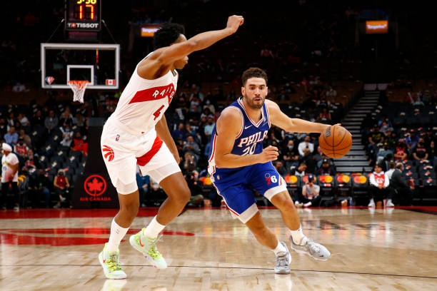 NBA - Présaison : George Niang et les Sixers dominés par les Raptors (107 - 123) - wiwsport TORONTO, CANADA - OCTOBER 4: Georges Niang #20 of the Philadelphia 76ers drives to the basket during a preseason game against the Toronto Raptors on October 4, 2021 at the Scotiabank Arena in Toronto, Ontario, Canada. NOTE TO USER: User expressly acknowledges and agrees that, by downloading and or using this Photograph, user is consenting to the terms and conditions of the Getty Images License Agreement. Mandatory Copyright Notice: Copyright 2021 NBAE (Photo by Vaughn Ridley/NBAE via Getty Images)