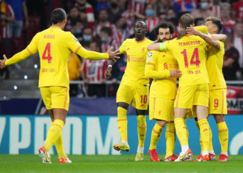 MADRID, SPAIN - OCTOBER 19: Mohamed Salah of Liverpool celebrates after scoring their side's first goal with Sadio Mane, Jordan Henderson and Roberto Firmino during the UEFA Champions League group B match between Atletico Madrid and Liverpool FC at Wanda Metropolitano on October 19, 2021 in Madrid, Spain. (Photo by Angel Martinez/Getty Images)