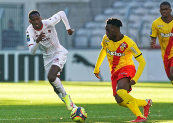 LENS, FRANCE - OCTOBER 24: Pape Matar Sarr competes for the ball with Arnaud Kalimuendo of RC Lens  during the Ligue 1 Uber Eats match between RC Lens and FC Metz at Stade Bollaert-Delelis on October 24, 2021 in Lens, France. (Photo by Sylvain Lefevre/Getty Images)