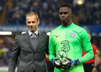 LONDON, ENGLAND - SEPTEMBER 14: UEFA President Aleksander Ceferin poses for a photograph with Edouard Mendy of Chelsea after receiving the Goal Keeper of the year 2020/21 award prior to  during the UEFA Champions League group H match between Chelsea FC and Zenit St. Petersburg at Stamford Bridge on September 14, 2021 in London, United Kingdom. (Photo by Marc Atkins/Getty Images)