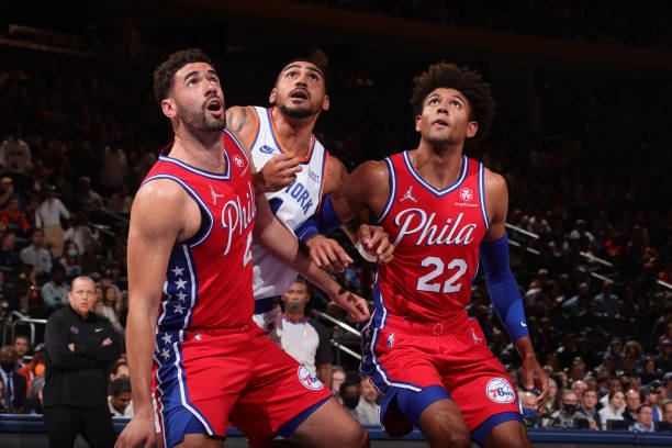 NBA - Les Sixers peinent à enchaîner et rechutent face aux Knicks (99-112) - wiwsport NEW YORK, NY - OCTOBER 26: Obi Toppin #1 of the New York Knicks fights for position against Georges Niang #20 and Matisse Thybulle #22 of the Philadelphia 76ers on October 26, 2021 at Madison Square Garden in New York, New York. NOTE TO USER: User expressly acknowledges and agrees that, by downloading and or using this Photograph, user is consenting to the terms and conditions of the Getty Images License Agreement. Mandatory Copyright Notice: Copyright 2021 NBAE (Photo by Nathaniel S. Butler/NBAE via Getty Images)