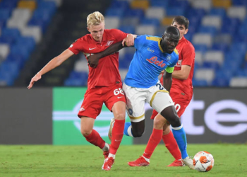 NAPLES, ITALY - SEPTEMBER 30: Kalidou Koulibaly of SSC Napoli vies with Ruslan Litvinov and Zelimkhan Bakaev of Spartak Moskva during the UEFA Europa League group C match between SSC Napoli and Spartak Moskva at Stadio Diego Armando Maradona on September 30, 2021 in Naples, Italy. (Photo by Francesco Pecoraro/Getty Images)
