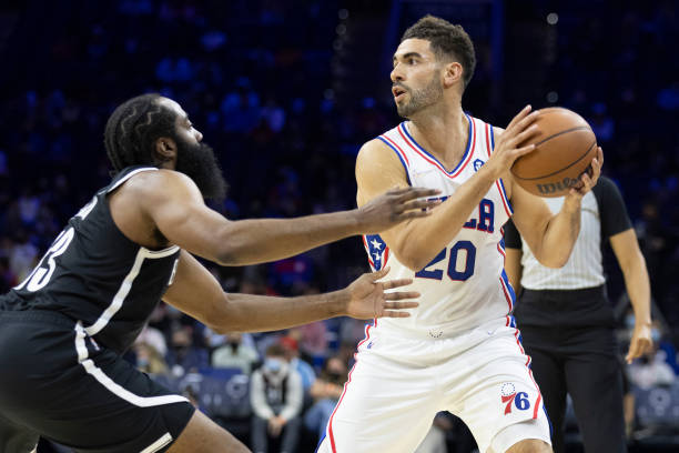 NBA - Présaison : Les Sixers avec George Niang déroulent face aux Nets (115 - 104) - wiwsport PHILADELPHIA, PA - OCTOBER 11: Georges Niang #20 of the Philadelphia 76ers controls the ball against James Harden #13 of the Brooklyn Nets at the Wells Fargo Center on October 11, 2021 in Philadelphia, Pennsylvania. NOTE TO USER: User expressly acknowledges and agrees that, by downloading and or using this photograph, User is consenting to the terms and conditions of the Getty Images License Agreement. (Photo by Mitchell Leff/Getty Images)