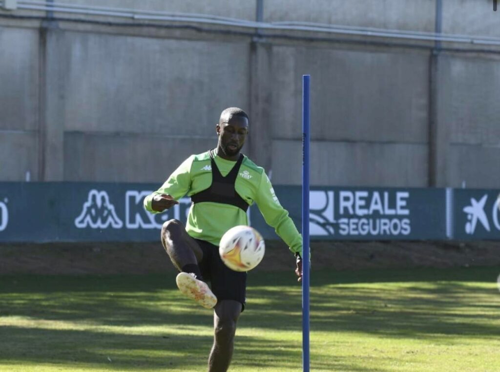 Real Betis : Youssouf Sabaly reprend l'entraînement avec le ballon ! - wiwsport Real Betis : Youssouf Sabaly reprend l'entraînement avec le ballon ! - wiwsport