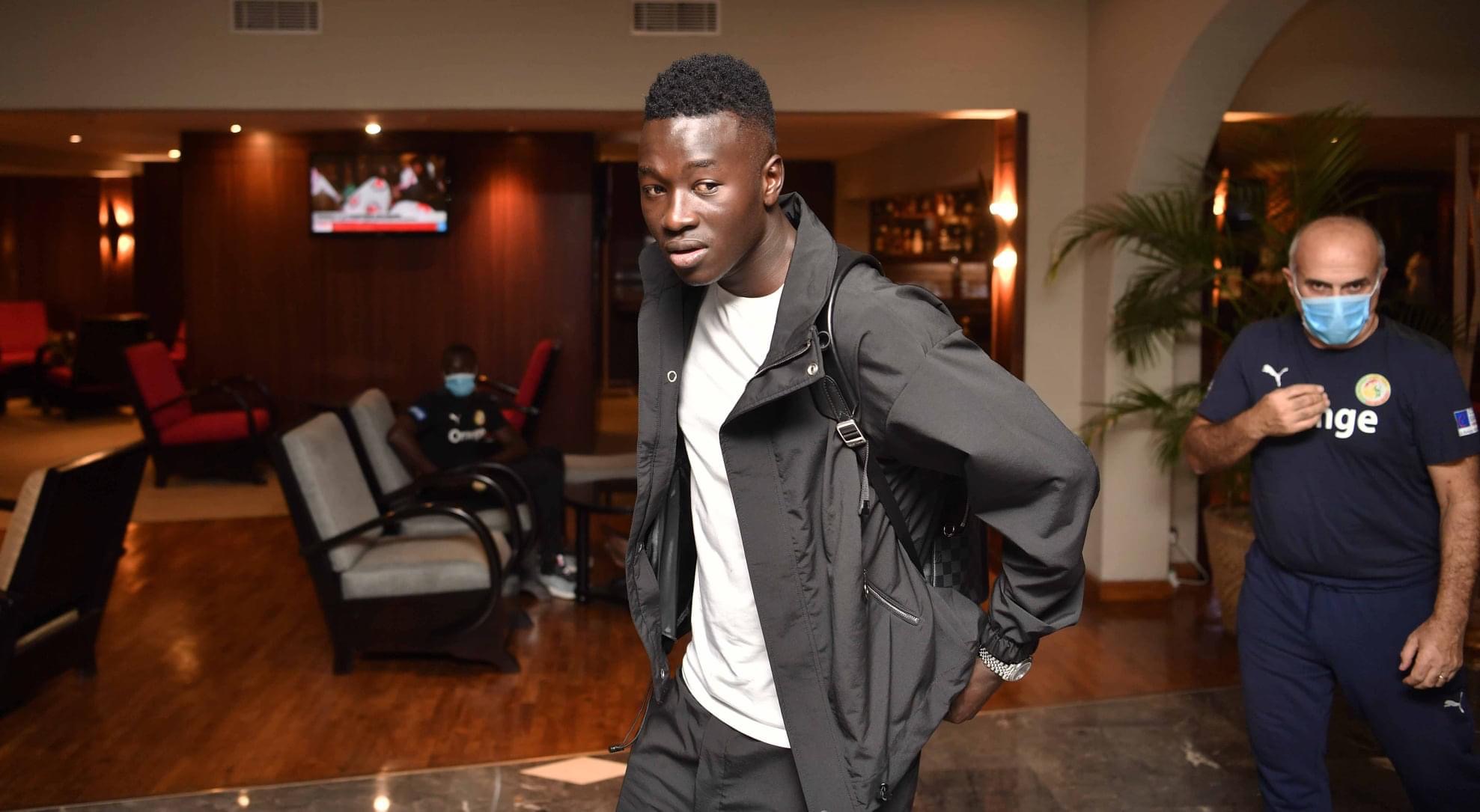Tout en images : Le Néo-lion, Pape Gueye, est arrivé - wiwsport Tout en images : Le Néo-lion, Pape Gueye, est arrivé - wiwsport