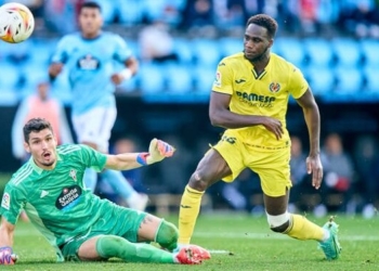 VIGO, SPAIN - NOVEMBER 20:  Matias Dituro of Celta de Vigo competes for the ball with Boulaye Dia of Villarreal CF during the La Liga Santander match between RC Celta de Vigo and Villarreal CF at Abanca Balaidos Stadium on November 20, 2021 in Vigo, Spain. (Photo by Jose Manuel Alvarez/Quality Sport Images/Getty Images)