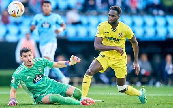 LaLiga : Villarreal de Boulaye Dia face au Barça de Xavi pour enfin se lancer - wiwsport VIGO, SPAIN - NOVEMBER 20: Matias Dituro of Celta de Vigo competes for the ball with Boulaye Dia of Villarreal CF during the La Liga Santander match between RC Celta de Vigo and Villarreal CF at Abanca Balaidos Stadium on November 20, 2021 in Vigo, Spain. (Photo by Jose Manuel Alvarez/Quality Sport Images/Getty Images)