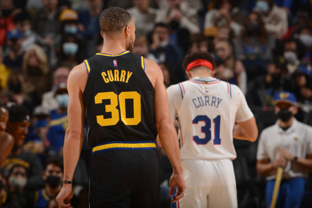 Nba - Les Warriors surclassent les Sixers de Georges Niang - wiwsport SAN FRANCISCO, CA - NOVEMBER 24: Stephen Curry #30 of the Golden State Warriors looks on during the game against the Philadelphia 76ers on November 24, 2021 at Chase Center in San Francisco, California. NOTE TO USER: User expressly acknowledges and agrees that, by downloading and or using this photograph, user is consenting to the terms and conditions of Getty Images License Agreement. Mandatory Copyright Notice: Copyright 2021 NBAE (Photo by Noah Graham/NBAE via Getty Images)