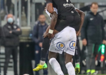 Vidéo - Insolite : Formose Mendy porte sur son dos un joueur adverse pour le faire sortir - wiwsport