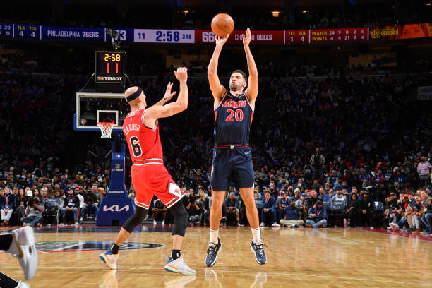 NBA - Philadelphie enchaine face à Chicago avec Georges Niang (18 pts) - wiwsport PHILADELPHIA, PA - NOVEMBER 3: Georges Niang #20 of the Philadelphia 76ers shoots a three-pointer against the Chicago Bulls on November 3, 2021 at Wells Fargo Center in Philadelphia, Pennsylvania. NOTE TO USER: User expressly acknowledges and agrees that, by downloading and/or using this Photograph, user is consenting to the terms and conditions of the Getty Images License Agreement. Mandatory Copyright Notice: Copyright 2021 NBAE (Photo by Jesse D. Garrabrant/NBAE via Getty Images)