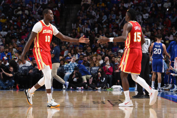 NBA : Les Hawks déroulent avec une 5e victoire de rang face à OKC (113-101) - wiwsport PHILADELPHIA, PA - OCTOBER 30: Gorgui Dieng #10 of the Atlanta Hawks and Clint Capela #15 of the Atlanta Hawks high-five during a game against the Philadelphia 76ers on October 30, 2021 at Wells Fargo Center in Philadelphia, Pennsylvania. NOTE TO USER: User expressly acknowledges and agrees that, by downloading and/or using this Photograph, user is consenting to the terms and conditions of the Getty Images License Agreement. Mandatory Copyright Notice: Copyright 2021 NBAE (Photo by David Dow/NBAE via Getty Images)