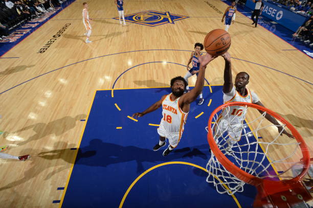 NBA - Amené par un grand Steph Curry, Golden State renverse les Hawks (127-113) - wiwsport SAN FRANCISCO, CA - NOVEMBER 8: Solomon Hill #18 and Gorgui Dieng #10 of the Atlanta Hawks grabs the rebound during the game against the Golden State Warriors on November 8, 2021 at Chase Center in San Francisco, California. NOTE TO USER: User expressly acknowledges and agrees that, by downloading and or using this photograph, user is consenting to the terms and conditions of Getty Images License Agreement. Mandatory Copyright Notice: Copyright 2021 NBAE (Photo by Noah Graham/NBAE via Getty Images)