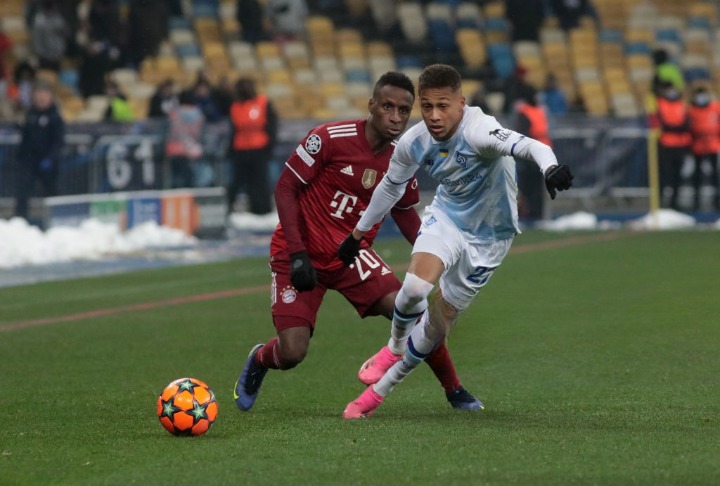 Bayern Munich : Bouna Sarr blessé aux adducteurs et absent trois semaines - wiwsport Bayern Munich : Bouna Sarr blessé aux adducteurs et absent trois semaines - wiwsport