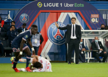 PARIS, FRANCE - SEPTEMBER 19: Coach of PSG Mauricio Pochettino during the Ligue 1 Uber Eats match between Paris Saint-Germain (PSG) and Olympique Lyonnais (OL) at Parc des Princes stadium on September 19, 2021 in Paris, France. (Photo by John Berry/Getty Images)