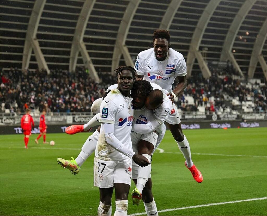 Ligue 2 : Nouveau doublé d'Aliou Badji, Amiens tape Grenoble - wiwsport Ligue 2 : Nouveau doublé d'Aliou Badji, Amiens tape Grenoble - wiwsport