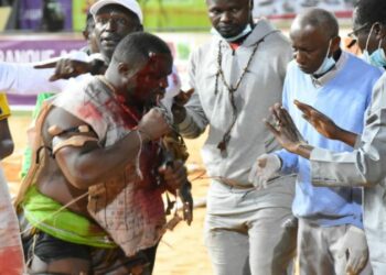 Vidéo – Voici la bagarre de Papa Sow blessé par le Tam-Tam jeté par un batteur de Siteu
