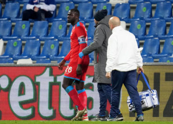REGGIO NELL'EMILIA, ITALY - DECEMBER 01: Kalidou Koulibaly of SSc Napoli leaves the field injuried during the Serie A match between US Sassuolo v SSC Napoli at Mapei Stadium - Citta' del Tricolore on December 1, 2021 in Reggio nell'Emilia, Italy. (Photo by MB Media/Getty Images)