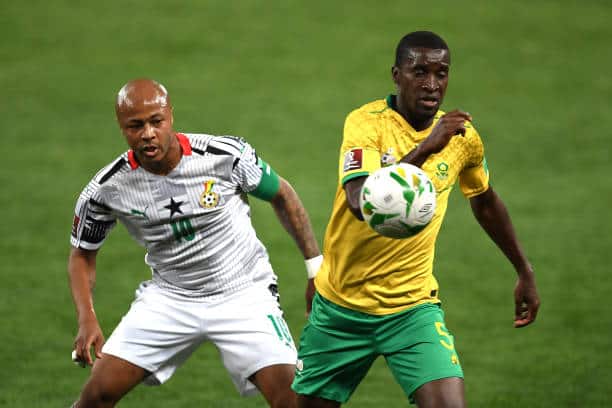 CAN Cameroun 2021 : Le Ghana publie une préliste de 30 joueurs ! - wiwsport JOHANNESBURG, SOUTH AFRICA - SEPTEMBER 06: Andre Ayew of Ghana and Siyanda Xulu of South Africa during the 2022 FIFA World Cup Qualifier match between South Africa and Ghana at FNB Stadium on September 06, 2021 in Johannesburg, South Africa. (Photo by Lefty Shivambu/Gallo Images/Getty Images)