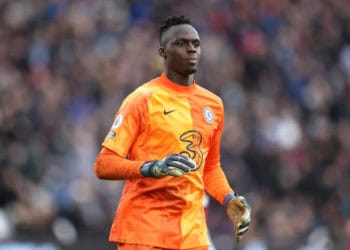 LONDON, ENGLAND - DECEMBER 04: Edouard Mendy of Chelsea during the Premier League match between West Ham United and Chelsea at London Stadium on December 04, 2021 in London, England. (Photo by Alex Pantling/Getty Images)