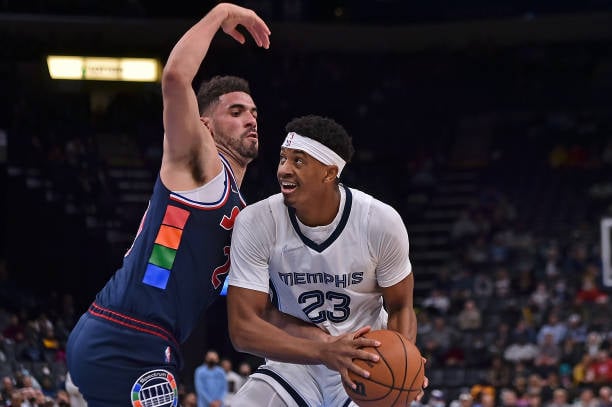 NBA - Sans leur leader, Georges Niang et les Sixers refroidis à Memphis (126-91) - wiwsport MEMPHIS, TENNESSEE - DECEMBER 13: Jarrett Culver #23 of the Memphis Grizzlies goes to the basket against Georges Niang #20 of the Philadelphia 76ers during the second half at FedExForum on December 13, 2021 in Memphis, Tennessee. NOTE TO USER: User expressly acknowledges and agrees that, by downloading and or using this Photograph, user is consenting to the terms and conditions of the Getty Images License Agreement. (Photo by Justin Ford/Getty Images)