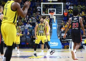 Vidéos - Basket / EuroLeague : L'ovation exceptionnelle des supporters de Fenerbahçe à Pierriá Henry, blessé mais qui continue de jouer - wiwsport