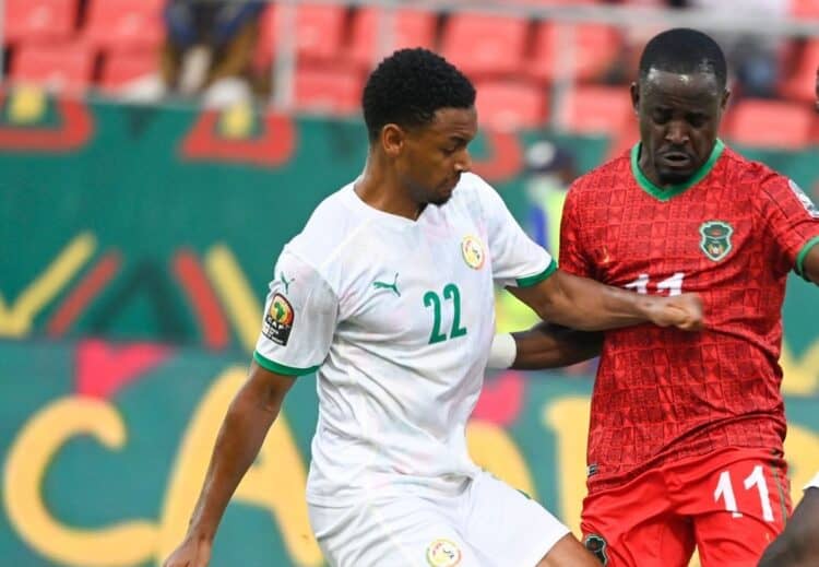 CAN 2021 : Abdou Diallo et Sadio Mané remplaçants dans l'équipe-type de la phase de groupes - wiwsport Malawi's forward Gabadinho Mhango (2nd L) controls the ball as Senegal's defender Abdou Diallo (L), Senegal's defender Kalidou Koulibaly (2nd R) and Senegal's goalkeeper Edouard Mendy (R) defend during the Group B Africa Cup of Nations (CAN) 2021 football match between Malawi and Senegal at Stade de Kouekong in Bafoussam on January 18, 2022. (Photo by Pius Utomi EKPEI / AFP) (Photo by PIUS UTOMI EKPEI/AFP via Getty Images)
