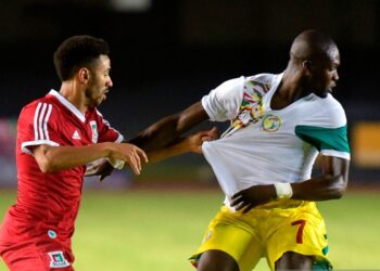 Senegal's Moussa Sow (R) vies for the ball with Equatorial Guinea's  Ruben Belima Rodriguez during the 2019 Africa Cup of Nations qualifying football match between Senegal and Equatorial Guinea in Dakar on June 10, 2017. / AFP PHOTO / SEYLLOU        (Photo credit should read SEYLLOU/AFP via Getty Images)