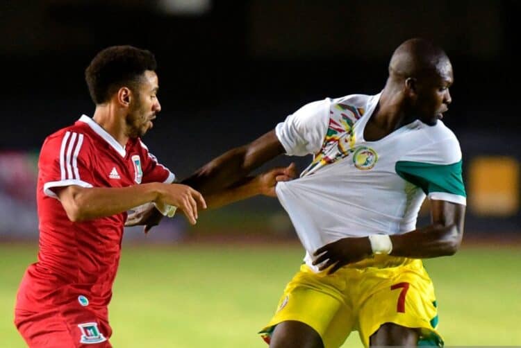 CAN 2021 : Face à la Guinée-Equatoriale, Moussa Sow avertit les Lions qui doivent "tout simplement être champions" - wiwsport Senegal's Moussa Sow (R) vies for the ball with Equatorial Guinea's Ruben Belima Rodriguez during the 2019 Africa Cup of Nations qualifying football match between Senegal and Equatorial Guinea in Dakar on June 10, 2017. / AFP PHOTO / SEYLLOU (Photo credit should read SEYLLOU/AFP via Getty Images)