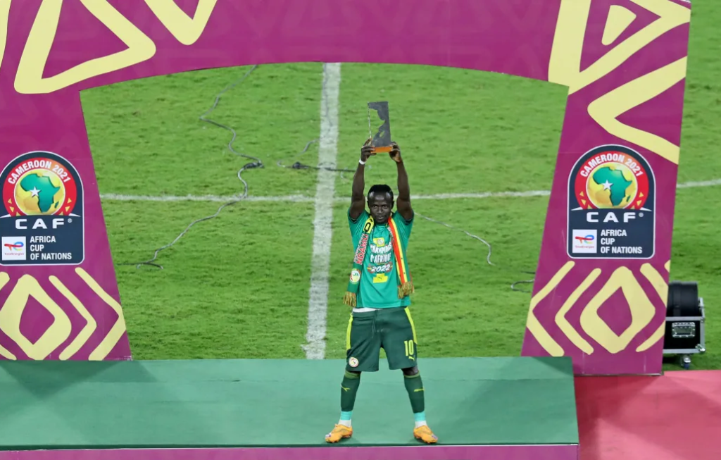 CAN 2021 : Jay-Jay Okocha mécontent du titre de MVP pour Sadio Mané - wiwsport CAN 2021 : Jay-Jay Okocha mécontent du titre de MVP pour Sadio Mané - wiwsport