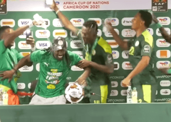 (vidéo) Les Lions interrompent la conférence de presse d'Aliou Cissé en l'arrosant - wiwsport