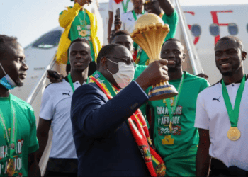 Macky Sall veut une présentation du trophée de la CAN dans les 14 régions du Sénégal - wiwsport
