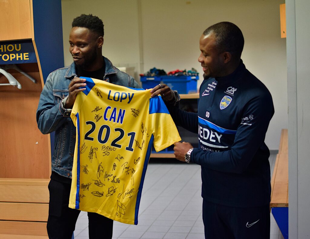 (vidéo) Champion d'Afrique, Joseph Lopy reçoit un accueil chaleureux de ses coéquipiers et son coach Omar Daf - wiwsport (vidéo) Champion d'Afrique, Joseph Lopy reçoit un accueil chaleureux de ses coéquipiers et son coach Omar Daf - wiwsport