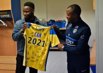 (vidéo) Champion d'Afrique, Joseph Lopy reçoit un accueil chaleureux de ses coéquipiers et son coach Omar Daf - wiwsport