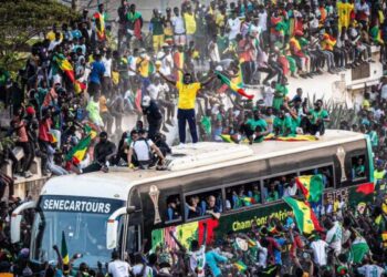 Les images incroyables de l’accueil des Lions à Dakar, du jamais vu (photos et vidéos) - wiwsport