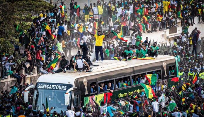 Les images incroyables de l’accueil des Lions à Dakar, du jamais vu (photos et vidéos) - wiwsport Les images incroyables de l’accueil des Lions à Dakar, du jamais vu (photos et vidéos) - wiwsport