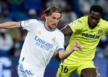 MADRID, SPAIN - SEPTEMBER 25: (BILD OUT) Luka Modric of Real Madrid CF and Boulaye Dia of Villarreal CF battle for the ball during the LaLiga Santander match between Real Madrid CF and Villarreal CF at Estadio Santiago Bernabeu on September 25, 2021 in Madrid, Spain. (Photo by Berengui/DeFodi Images via Getty Images)