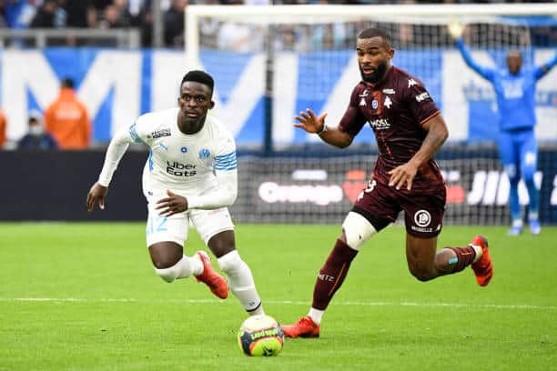 Ligue 1 / Metz - OM : Bamba Dieng "satisfait" de son match et savoure la victoire - wiwsport 12 Bamba DIENG (om) - 19 Habib MAIGA (fcm) during the Ligue 1 match between Marseille and Metz on November 7, 2021 in Marseille, France. (Photo by Anthony Bibard/FEP/Icon Sport via Getty Images)