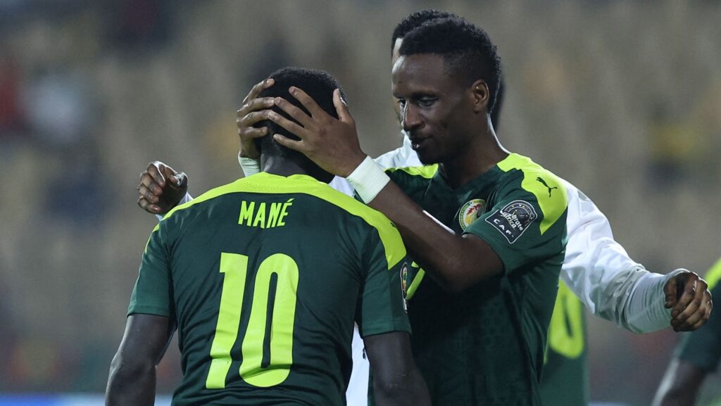 CAN 2021 : Bouna Sarr évoque la réaction des Lions après le penalty manqué par Sadio Mané en finale - wiwsport CAN 2021 : Bouna Sarr évoque la réaction des Lions après le penalty manqué par Sadio Mané en finale - wiwsport