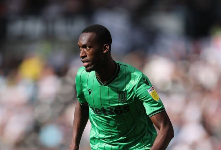 Stoke City : Six mois après, Abdallah Sima fait son retour avec l'équipe première - wiwsport Stoke City : Six mois après, Abdallah Sima fait son retour avec l'équipe première - wiwsport
