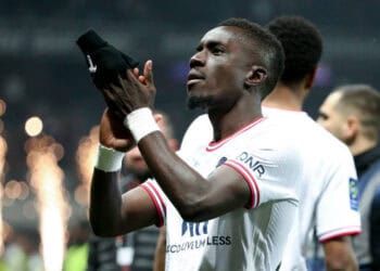 NICE, FRANCE - MARCH 5: Idrissa Gueye Gana of PSG salutes the supporters following the Ligue 1 Uber Eats match between OGC Nice (OGCN) and Paris Saint-Germain (PSG) at Allianz Riviera Stadium on March 5, 2022 in Nice, France.  (Photo by John Berry/Getty Images)