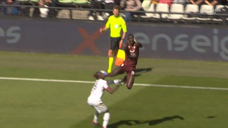 Metz vs Clermont : Ibrahima Niane voit rouge ! - wiwsport Metz vs Clermont : Ibrahima Niane voit rouge ! - wiwsport