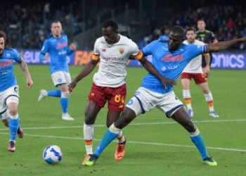 NAPLES, ITALY - APRIL 18: AS Roma player Afena Felix competes with SSC Napoli player Kalidou Koulibaly during the Serie A match between SSC Napoli and AS Roma at Stadio Diego Armando Maradona on April 18, 2022 in Naples, Italy. (Photo by Fabio Rossi/AS Roma via Getty Images)