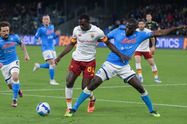 Serie A - Naples de Koulibaly coince face à Rome et s’éloigne du titre - wiwsport NAPLES, ITALY - APRIL 18: AS Roma player Afena Felix competes with SSC Napoli player Kalidou Koulibaly during the Serie A match between SSC Napoli and AS Roma at Stadio Diego Armando Maradona on April 18, 2022 in Naples, Italy. (Photo by Fabio Rossi/AS Roma via Getty Images)