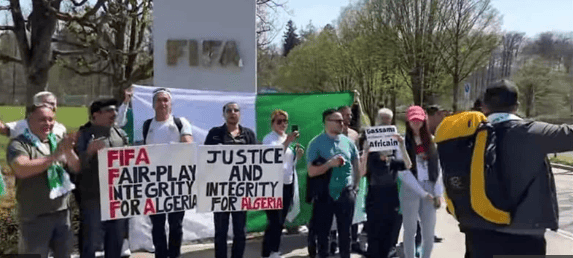 Algérie - Cameroun : Manifestation de supporters algériens devant le siège de la FIFA - wiwsport Algérie - Cameroun : Manifestation de supporters algériens devant le siège de la FIFA - wiwsport