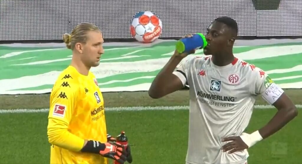 (Vidéo) C'est une première en Bundesliga ! Moussa Niakhate rompt son jeune en plein match - wiwsport (Vidéo) C'est une première en Bundesliga ! Moussa Niakhate rompt son jeune en plein match - wiwsport