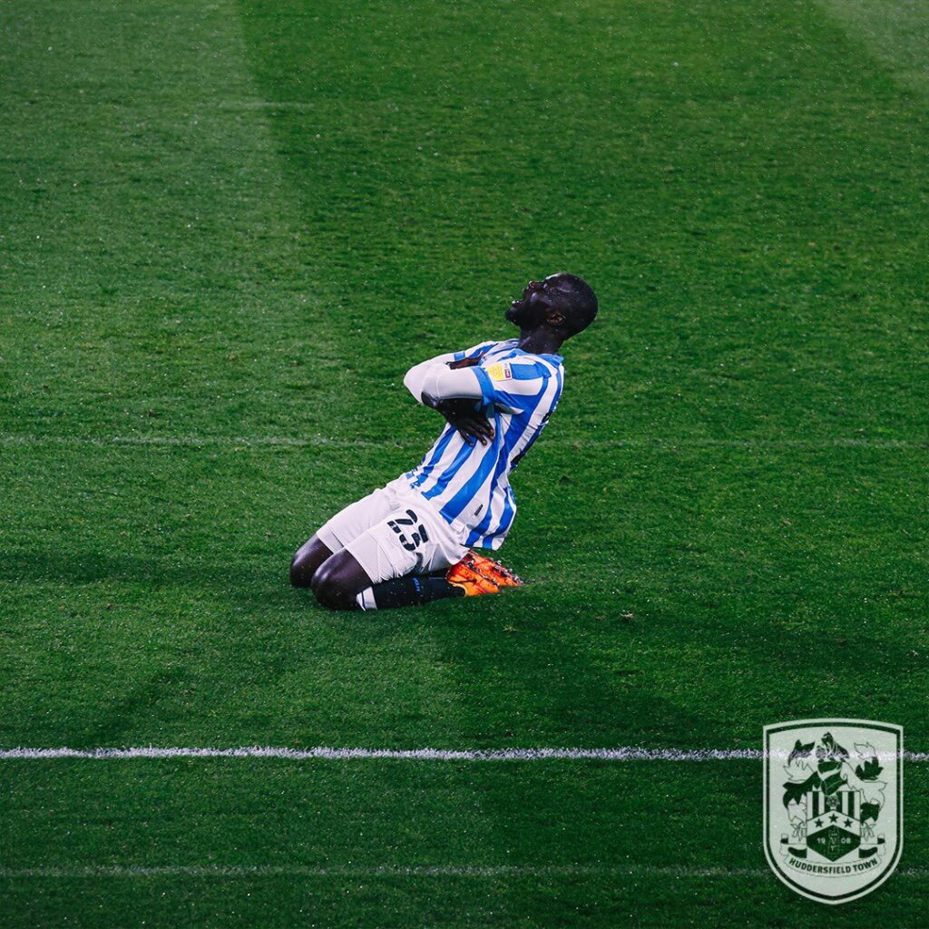 (Vidéo) Huddersfield - Entré en jeu, Naby Sarr marque le but du break - wiwsport (Vidéo) Huddersfield - Entré en jeu, Naby Sarr marque le but du break - wiwsport